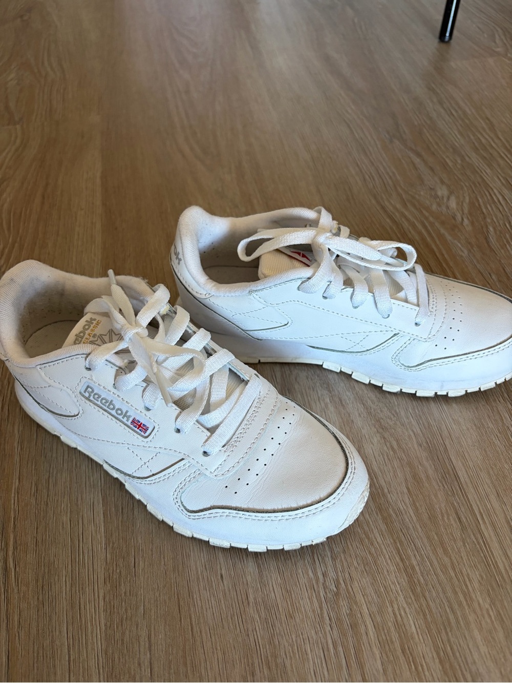 Reebok White Leather Classic Trainers - Picture 4 of 5